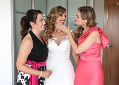 Dos amigas de la novia.