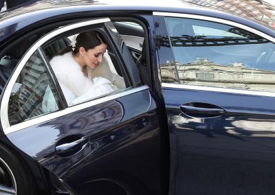 Llegada novia a la puerta.